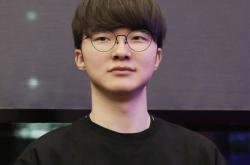 LOL比赛暫(zàn)停长达3小时，选手打开直(zhí)播看比赛，被官方禁赛処(chù)罸(fá)