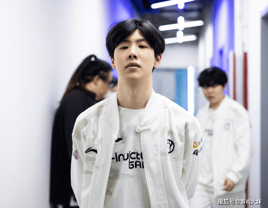 炫神因辱骂theshy，二路解说权限被收回，还被粉丝投诉到全国扫黑办